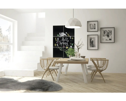 Sufragerie luminoasă cu masă, scaune, decorațiuni, pictură murală și covor