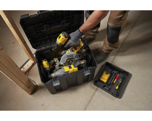 Cutie de scule neagră deschisă cu diverse scule și accesorii