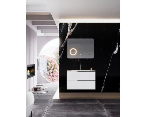 Baie modernă cu lavoar, oglindă și perete de marmură