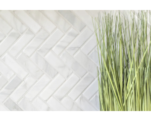Prim-plan cu gresie de perete cu model herringbone cu iarbă ornamentală