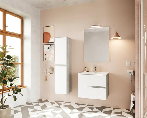 Baie luminoasă cu dulap de bază pentru lavoar, dulap cu oglindă și dulap înalt.