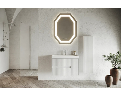 Baie cu lavoar, dulap cu oglindă, iluminat cu oglindă și jardiniere pentru o atmosferă luminoasă și organizată