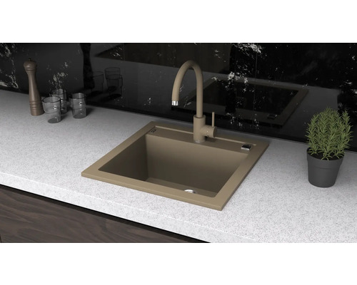 Chiuvetă de bucătărie cu robinet pe un blat