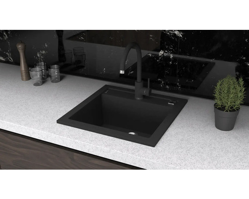 Chiuvetă neagră cu robinet într-o bucătărie modernă.