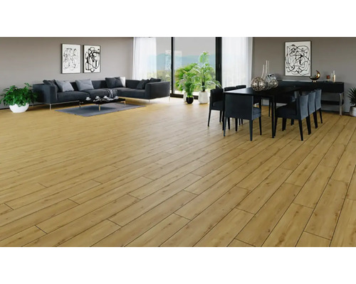 Living luminos cu podea laminată, canapea și masă de dining