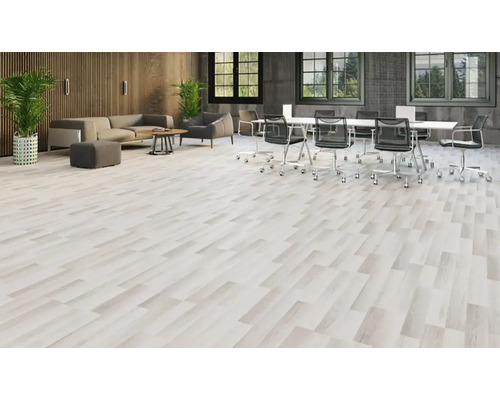 Spațiu de birouri cu podea laminată deschisă, masă de conferințe și zonă de relaxare