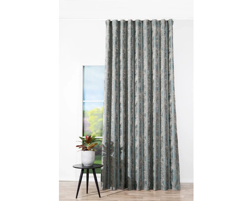 Cortină decorativă în sufragerie cu fereastră și măsuță laterală