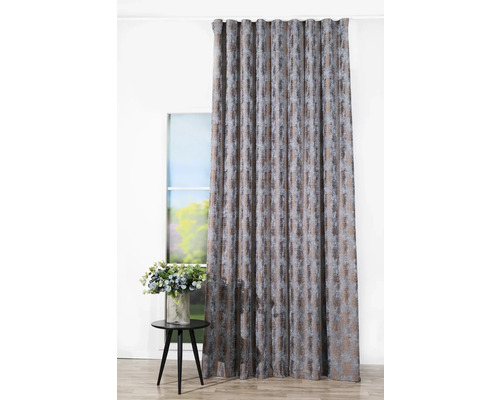 Șaluri decorative cu ochiuri în fața ferestrei cu aranjament floral pe o măsuță laterală