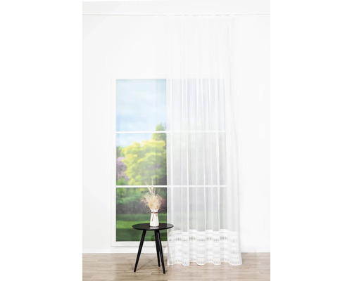 Interior decorativ cu fereastră, perdea și măsuță laterală