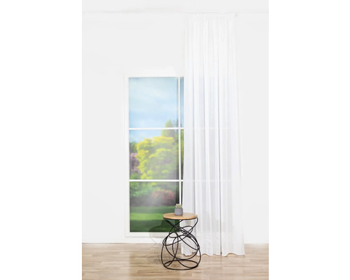Scenă cu fereastră, perdea și măsuță laterală