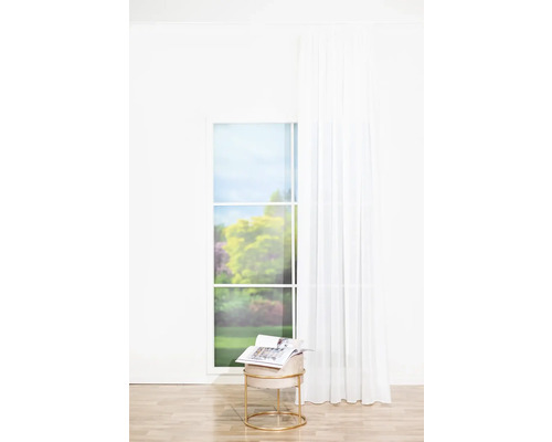 Cortină în fața ferestrei într-o cameră luminoasă