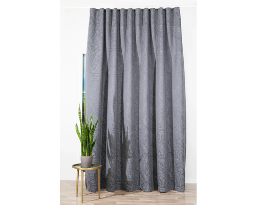 Cortină gri cu model de plante în fața unei ferestre