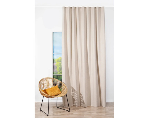 Cortină bej lângă un scaun de ratan în fața unei ferestre.