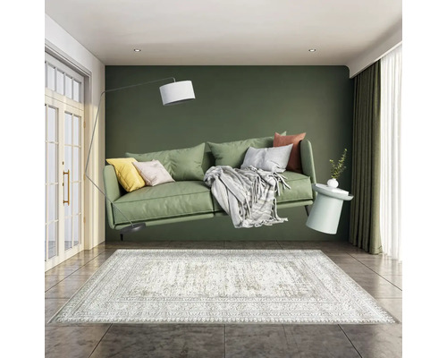 Cameră de zi cu covor, canapea, lampadar și măsuță laterală