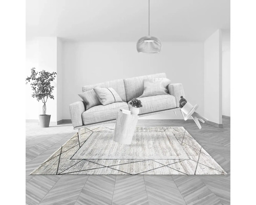 Cameră de zi cu canapea, covor și măsuță laterală