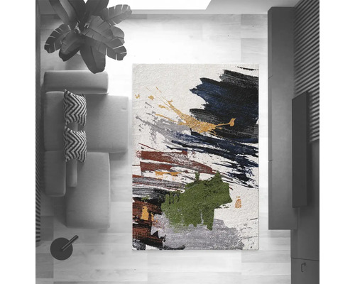 Vedere de sus a unei camere de zi cu o canapea, o plantă de interior și un covor cu model