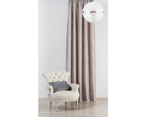 Interior decorativ cu fotoliu și perdea cu bandă de încrețire