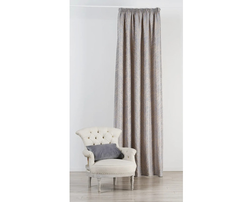 Șaluri decorative cu model lângă fotoliu