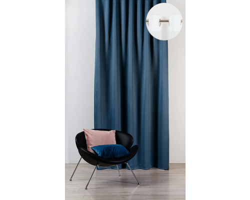 Șaluri decorative cu ochiuri în fața unui fotoliu