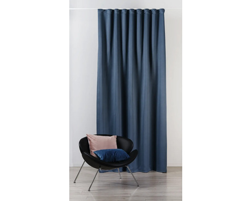 Fulare decorative din material textil cu suspensie cu buclă lângă fotoliu