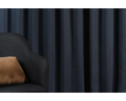 Cortină decorativă lângă un fotoliu cu pernă