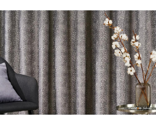 Cortină decorativă cu model lângă un fotoliu și o vază