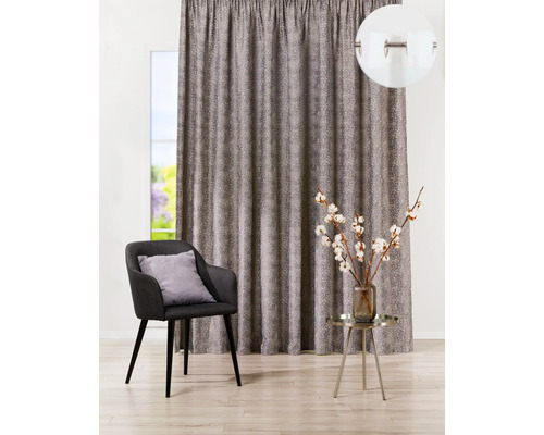 Vedere a camerei cu perdea, scaun, pernă, masă și decorațiuni