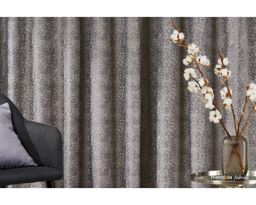 Cortină decorativă cu model floral într-o sufragerie cu fotoliu și decorațiuni