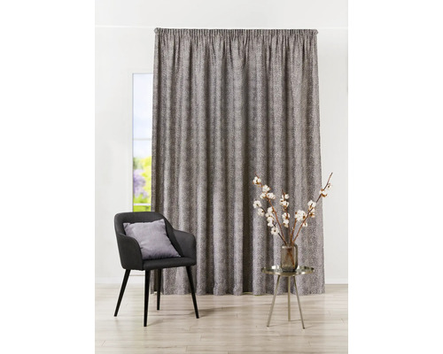 Cortină decorativă în cameră cu scaun și masă.