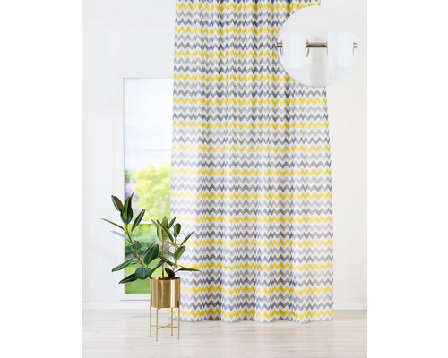 Cortină cu model în zig-zag în fața ferestrei