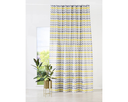 Șaluri decorative cu model în zigzag în fața unei ferestre