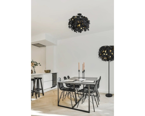 Interior luminos cu masă de sufragerie, scaune și lămpi decorative