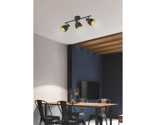 Lumină de tavan cu trei spoturi deasupra unei mese de sufragerie într-o sufragerie.