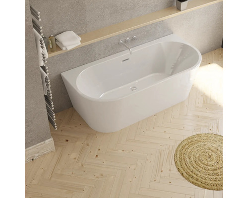 Cadă încorporată în baie cu podea de lemn și covor rotund