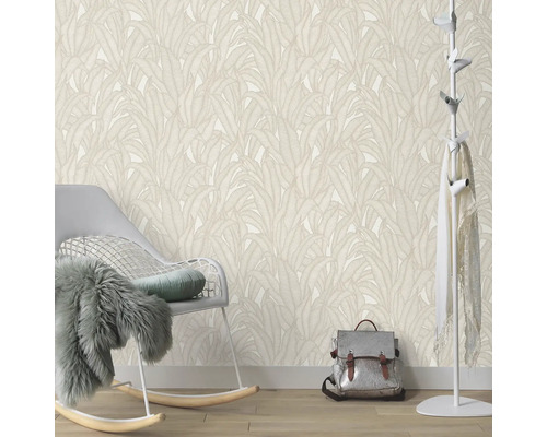 Vedere a camerei cu tapet cu model floral, scaun, cuier și rucsac