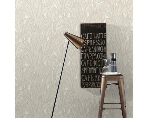 Scenă cu tapet cu model de frunze, lampă de podea, scaun de bar, carafă pentru băuturi, pahare și tablă cu cafea