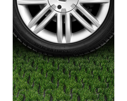 Anvelopă pe grilă de gazon