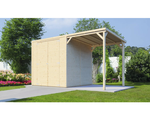Căsuță de grădină din lemn cu carport în grădină.