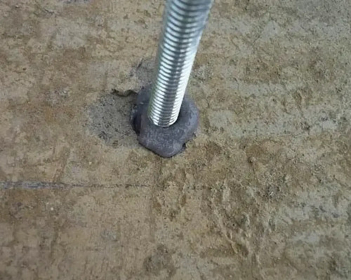 Tijă filetată lipită de podea