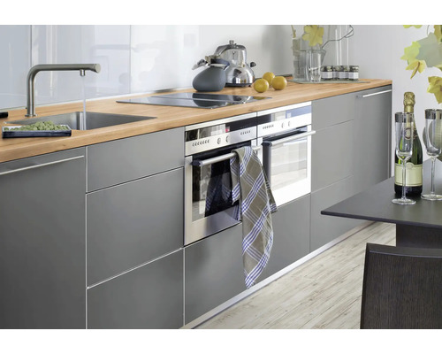 Bucătărie modernă cu dulapuri gri, blat de lucru din lemn, chiuvetă, plită și cuptoare.