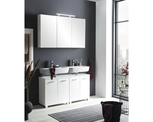 Baie modernă cu dulap de bază alb pentru lavoar, lavoar așezat, dulap cu oglindă și prosop