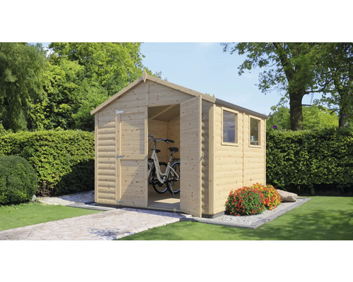 Grădină cu magazie de scule din lemn și ușă deschisă, în care se află o bicicletă