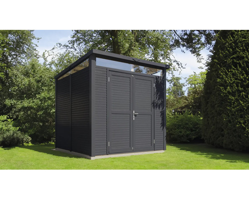 Șopron de grădină cu ușă dublă și fereastră în grădină.