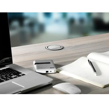 Spațiu de lucru cu laptop, mouse, caiet, pix și priză de masă