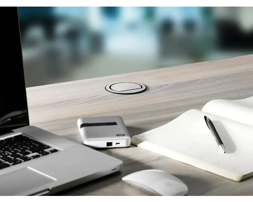 Spațiu de lucru cu laptop, mouse, caiet, pix și priză de masă