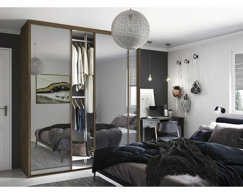 Dormitor cu dulap cu oglindă, birou și pat pentru o atmosferă luminoasă și organizată.