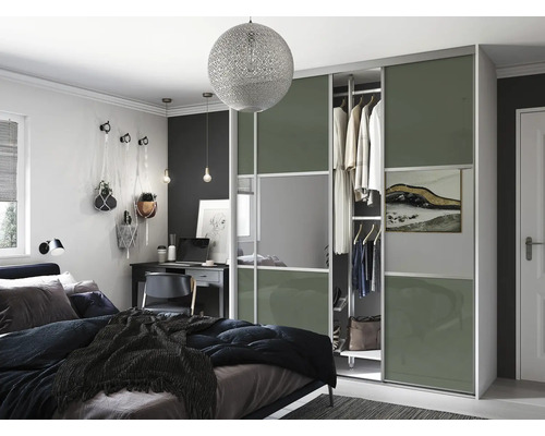 Dormitor cu dulap cu uși glisante, pat și birou