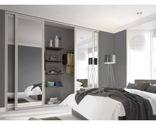 Dormitor cu uși glisante cu oglindă și sistem de rafturi pentru haine