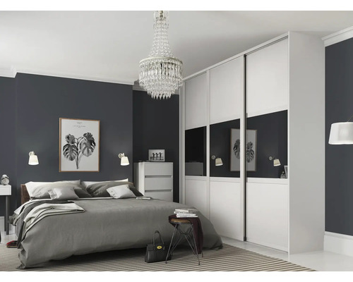 Dormitor cu pat dublu, lustră de cristal și dulap cu uși glisante cu oglindă