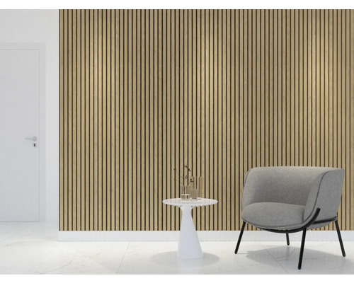 Cameră de zi cu panouri acustice pe perete, fotoliu și măsuță laterală